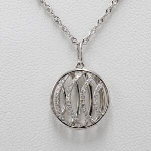Round diamond pendant in white gold