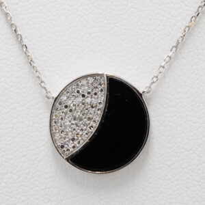 Round onyx and diamond pendant in white gold