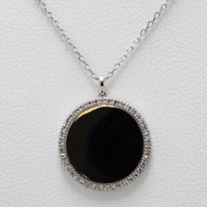 Round pendant with a halo of diamonds in white gold